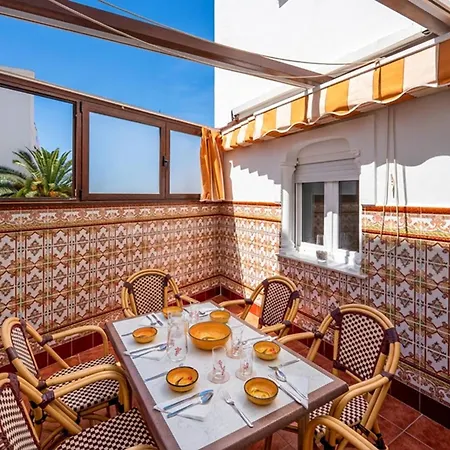 Spacious Renovated In The Heart Of Apartment *