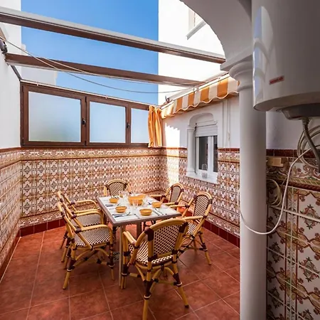 Spacious Renovated In The Heart Of Apartment *