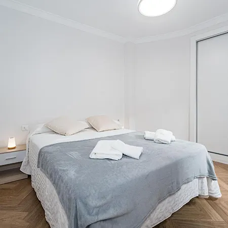 Spacious Renovated In The Heart Of Apartment *