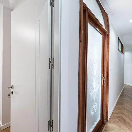 Apartment Spacious Renovated In The Heart Of