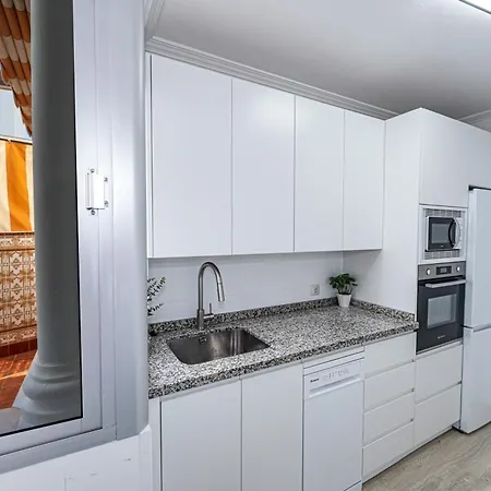 Spacious Renovated In The Heart Of *
