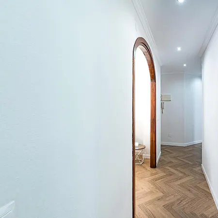 Spacious Renovated In The Heart Of Apartment *