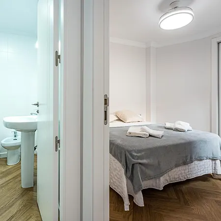 Spacious Renovated In The Heart Of Apartment *