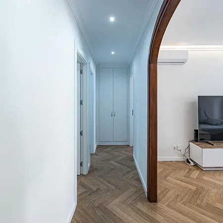 Spacious Renovated In The Heart Of Apartment *